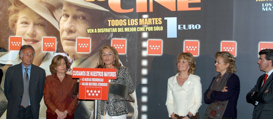 Ana Botella y Esperanza Aguirre presentando la campaña 'Mayores de cine' en 2007