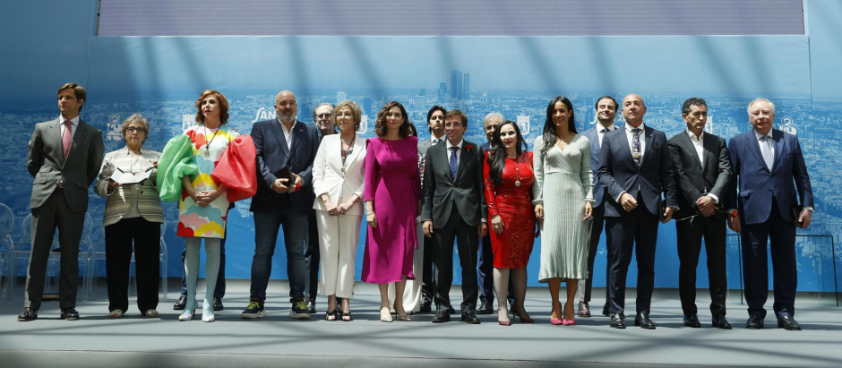Foto de familia de los galardonados con la medalla de Madrid 2023