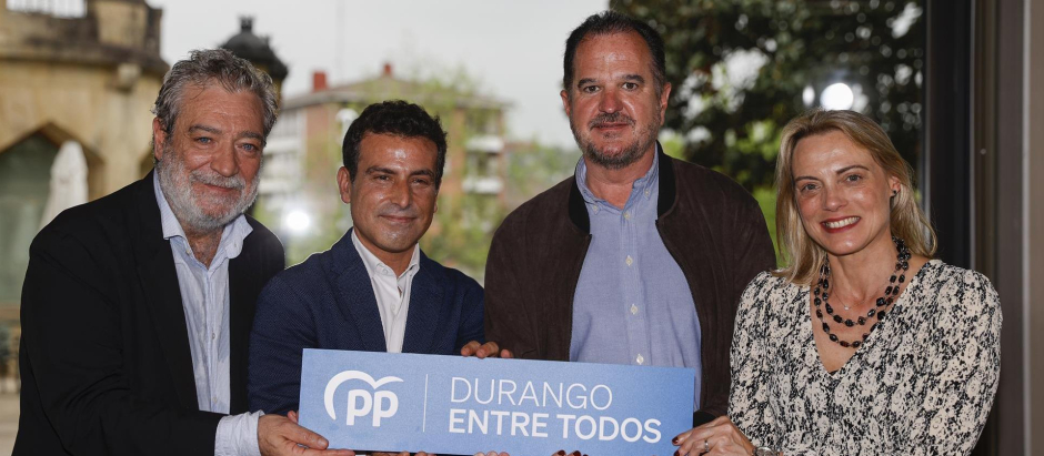 Carlos García (segundo por la izquierda) candidato del PP a la alcaldía de Durango