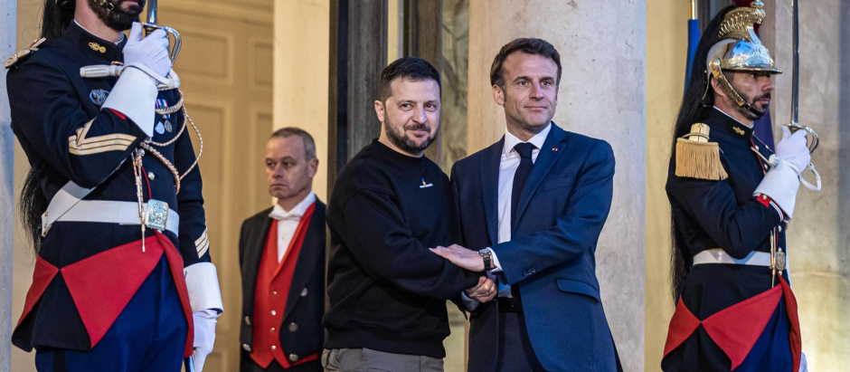 Paris (France), 14/05/2023.- French President Emmanuel Macron (R) shakes hand with his Ukrainian counterpart Volodymyr Zelensky (L), upon his arrival for their meeting at Elysee palace in Paris, France, 14 May 2023. (Francia, Ucrania) EFE/EPA/CHRISTOPHE PETIT TESSON