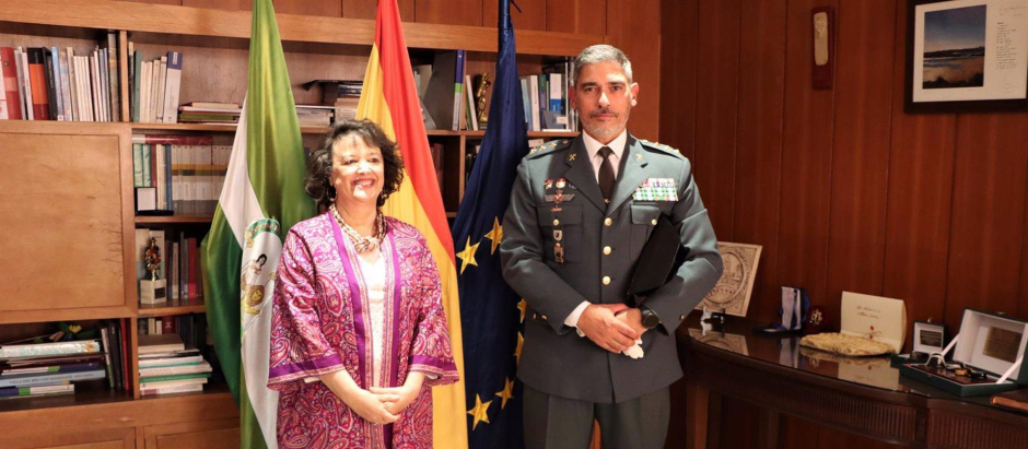 La subdelegada del Gobierno central en Córdoba, Rafaela Valenzuela, junto al coronel Ramón María Clemente Castrejón, nuevo jefe de la Comandancia de la Guardia Civil de Córdoba