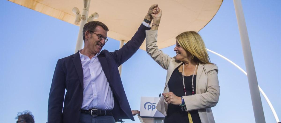 El presidente del PP, Alberto Núñez Feijóo, junto a la candidata popular a la Alcaldía de Huelva, Pilar Miranda