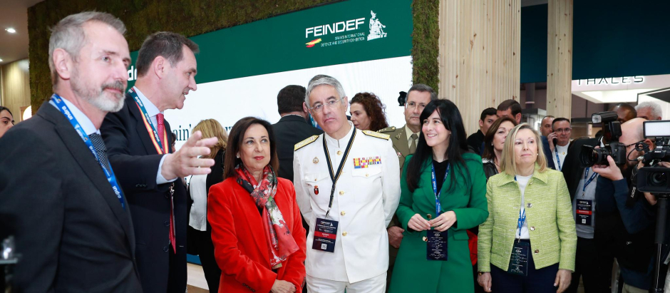 La ministra de Defensa, Margarita Robles, durante su visita a Feindef 2023