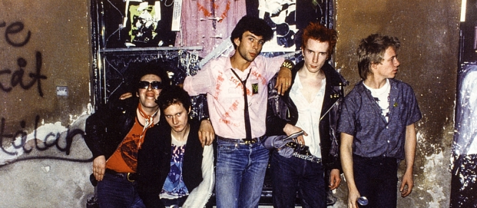 Los Sex Pistols junto a Matt Dellert (en el centro, de rosa) en 1978
