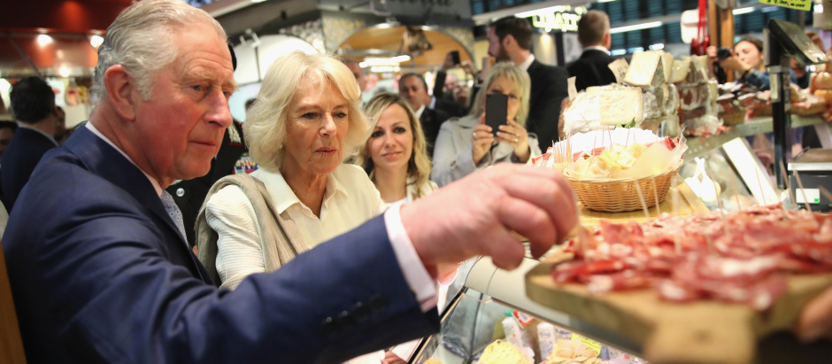 Prince Charles of Wales and Camilla Duchess of Cornwall visit Sant'Ambrogio Market on the sixth day of his nine-day European tour.
en la foto : jamon serrano
