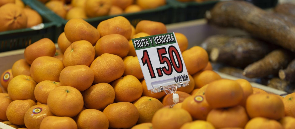 Mandarinas en un puesto de un mercado en Madrid.