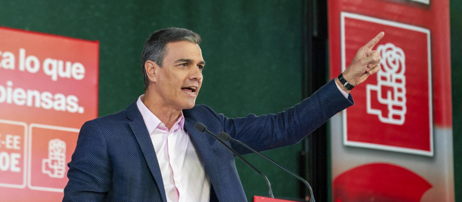 El presidente del Gobierno y líder del PSOE, Pedro Sánchez, participa en un acto electoral en Vitoria