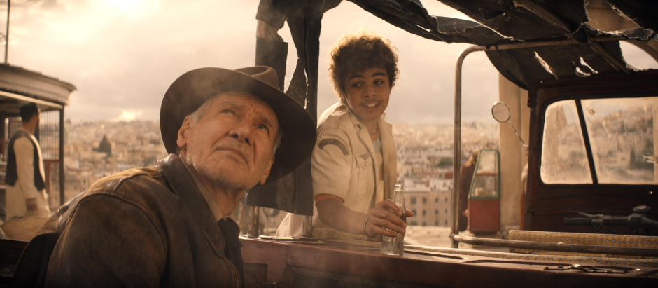 Harrison Ford y Ethann Isidore, en una escena de Indiana Jones y el dial del destino