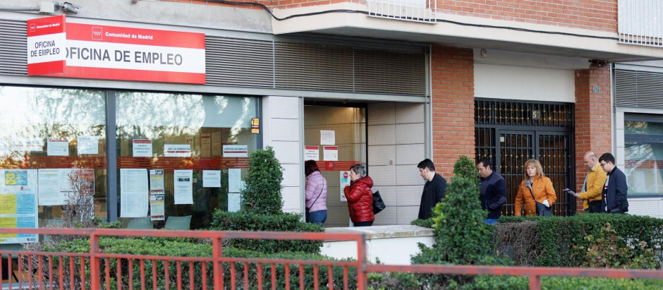 Varias personas en la entrada de una oficina del SEPE en Madrid.