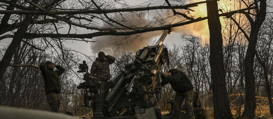 Soldados ucranianos disparan un obús M777 en el frente de Bajmut