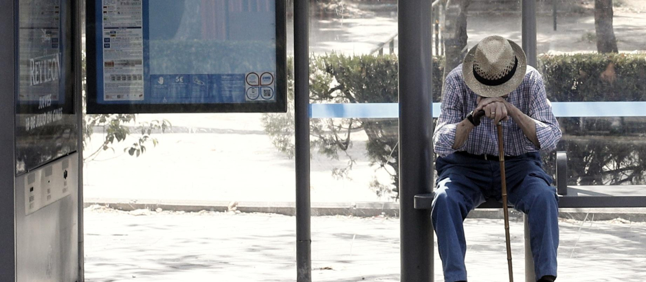 Un pensionista espera el autobús