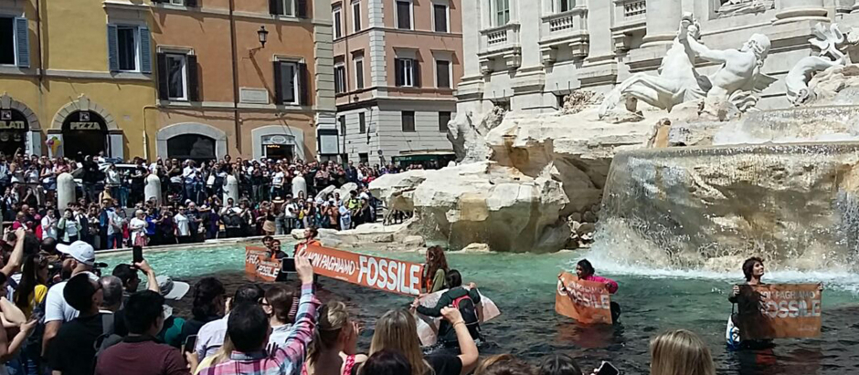 El agua de la Fontana di Trevi de Roma, quedó totalmente negra luego que activistas protestaran contra los combustibles fósiles