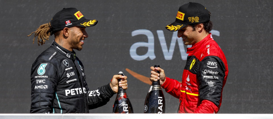 Lewis Hamilton y Carlos Sainz comparten podio en 2022