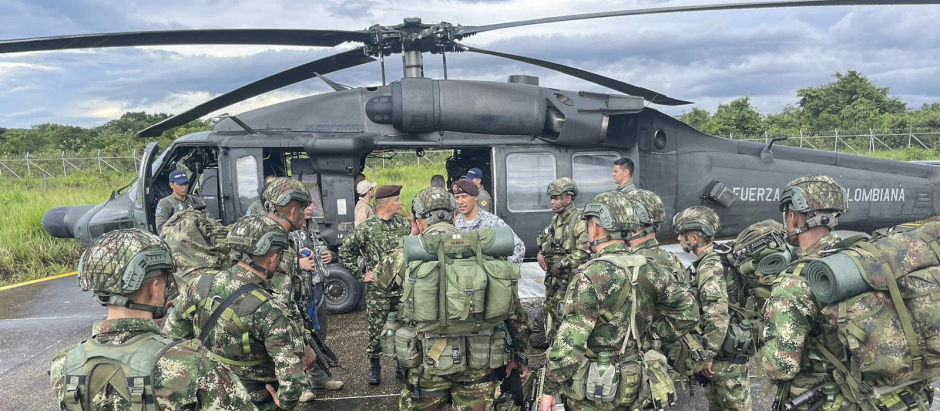 Soldados del ejército de Colombia se preparan para operativos militares en la selva