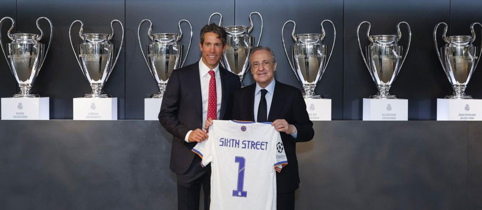 El cofundador y CEO de Sixth Street, Alan Waxman, el día de la firma con Florentino Pérez.