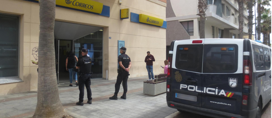Agentes de la Policía Nacional custodian una oficina de Correos en Melilla