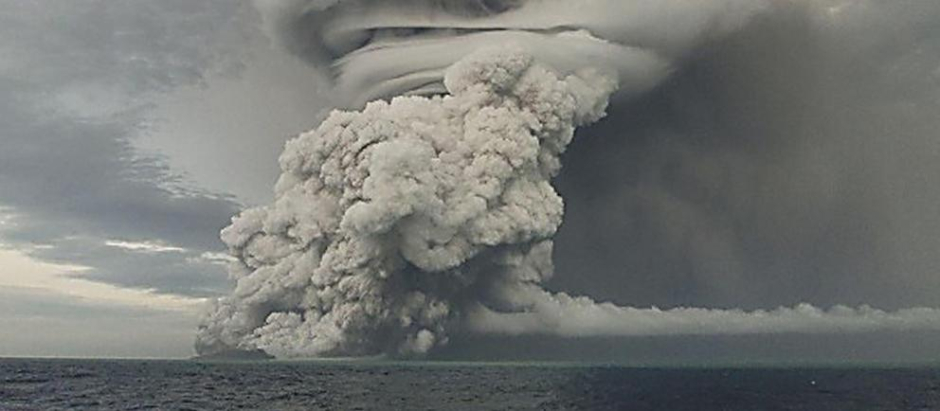 Foto de la erupción del volcán Tonga