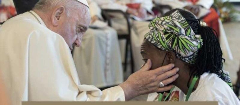 Portada del libro 'Manos fuera de África', el nuevo libro del Papa Francisco.