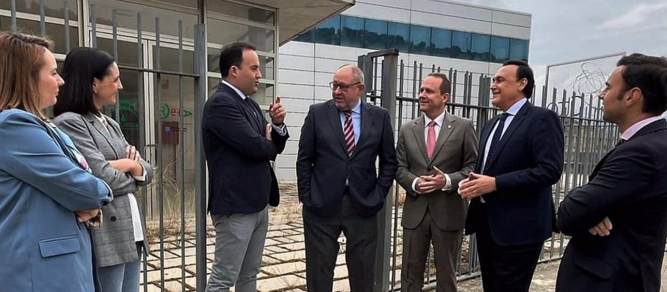 Valdivia habla con Torralbo, García y Villamandos ante las instalaciones del Citta en Priego de Córdoba