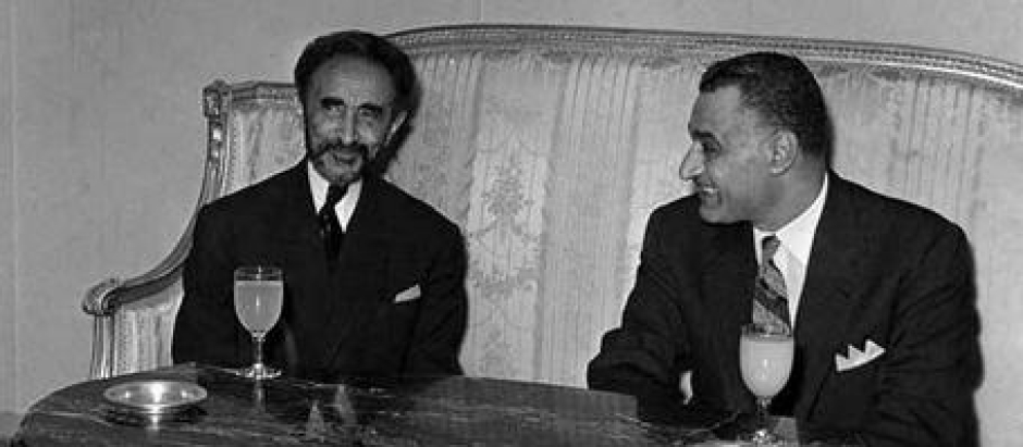 Haile Selassie con el Presidente Gamal Abdel Nasser de Egipto en Addis Abeba con motivo de la cumbre de la Organización para la Unidad Africana, 1963.