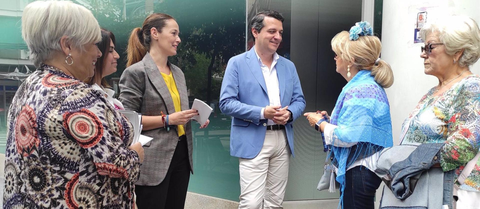 El candidato del PP a la reelección como alcalde de Córdoba, José María Bellido, conversa con vecinas de Ciudad Jardín en compañía de integrantes de su candidatura