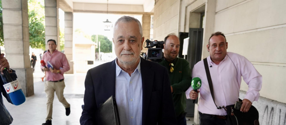 El expresidente de la Junta de Andalucía José Antonio Griñán, a su llegado a los juzgados el pasado 18 de mayo