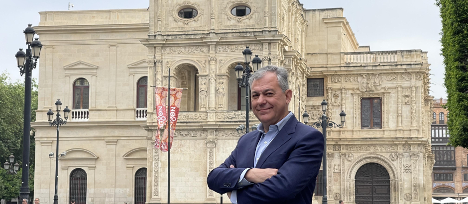 El candidato del PP a la Alcaldía de Sevilla, José Luis Sanz, ante la Casa Consistorial