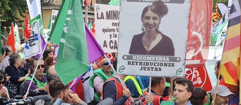 Un manifestante porta un cartel con la imagen de la ministra de Justicia, Pilar LLop, en la manifestación de Madrid, 25 de mayo de 2023
