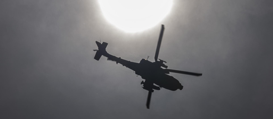 Un helicóptero de ataque Apache al noroeste de Seúl, Corea del Sur
