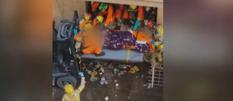 Imagen del rescate, este jueves en El Prat de Llobregat (Barcelona)