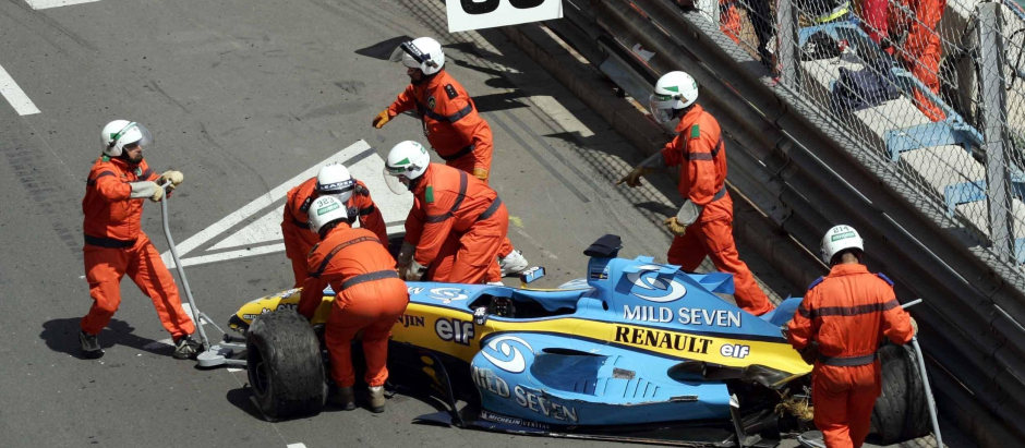 El Renault de Alonso tras su accidente en el Gran Premio de Mónaco de 2004