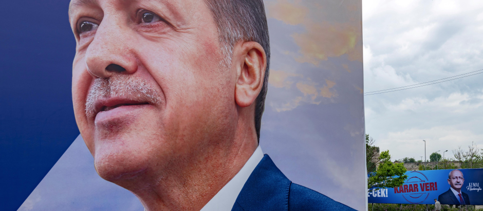 Los carteles de la campaña con fotos de los candidatos presidenciales de Turquía, el presidente turco Recep Tayyip Erdogan