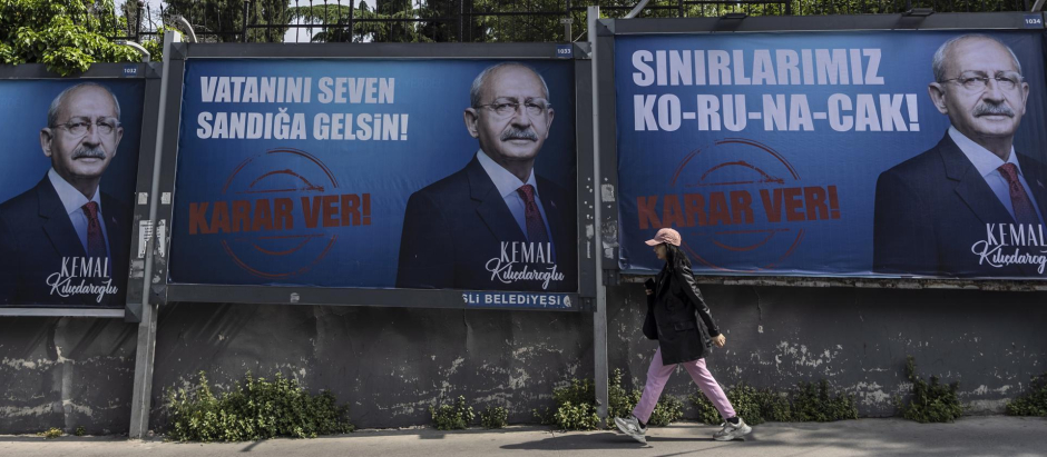 Istanbul (Turkey), 25/05/2023.- A woman walks in front of election campaign posters of Turkish presidential candidate Kemal Kilicdaroglu, leader of the opposition Republican People's Party (CHP) in Istanbul, Turkey, 25 May 2023. On 28 May, Turkish President Recep Tayyip Erdogan and opposition leader Kemal Kilicdaroglu will face off in the second round of presidential elections. (Elecciones, Turquía, Estanbul) EFE/EPA/ERDEM SAHIN
