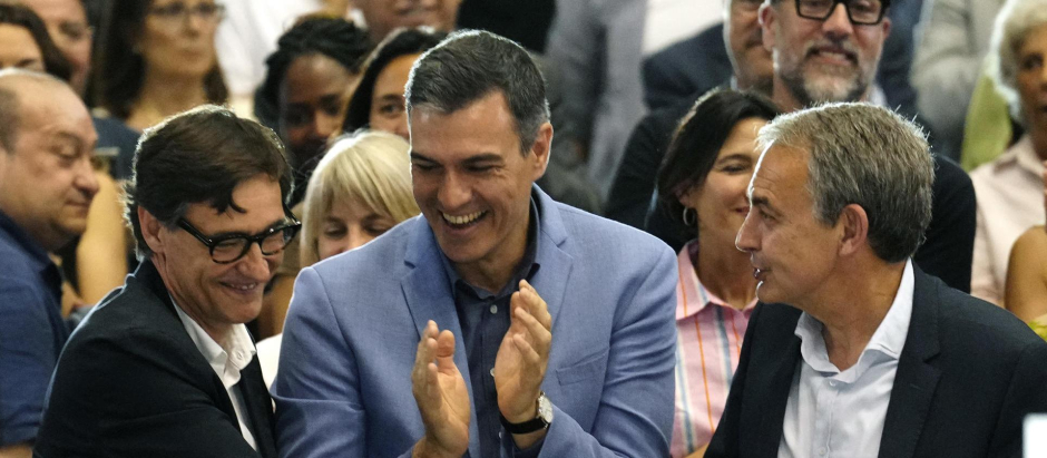 El presidente del Gobierno, Pedro Sánchez, el expresidente Jose Luis Rodríguez Zapatero, y el lider del PSC, Salvador Illa, durante el acto de cierre de campaña de las elecciones del 28-M