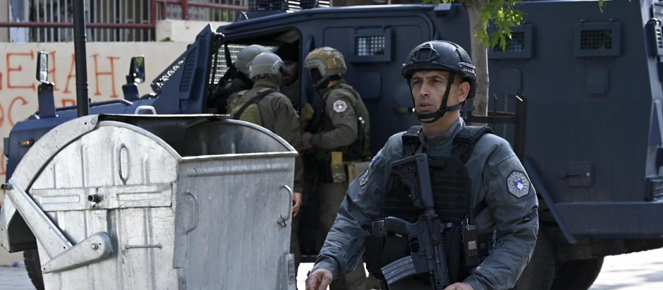 Policías kosovares aseguran la zona cercana al edificio municipal de Zvecan, Kosovo