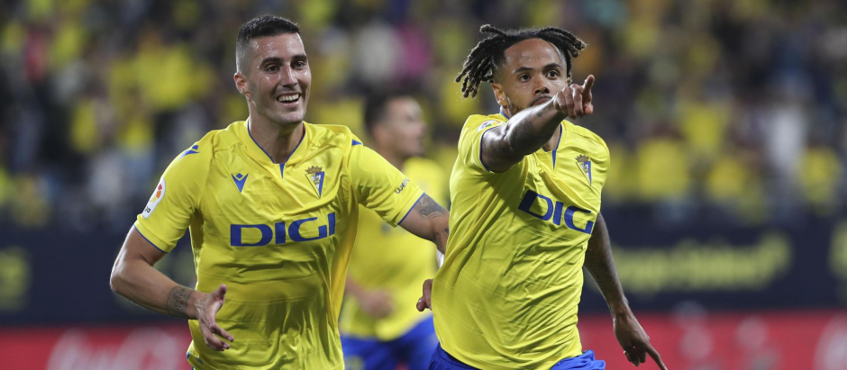 Theo Bondonga y Sergi Guardiola, en la celebración de un gol del Cádiz