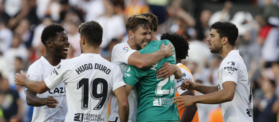 El Valencia recibe al Espanyol en un partido vital por la salvación