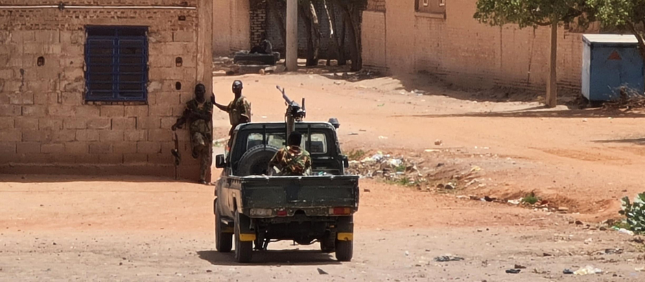 Soldados del Ejército sudanés descansan junto a un edificio en Jartum