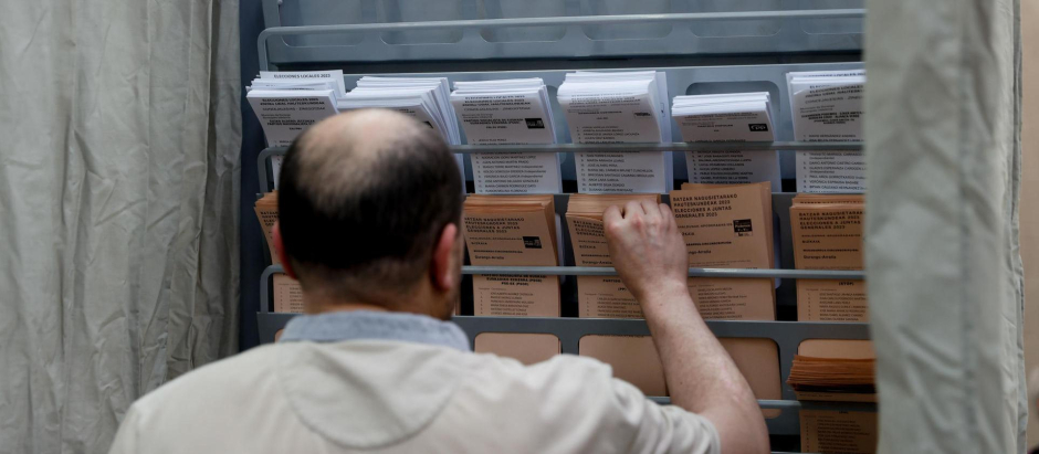 Un hombre selecciona una papeleta en un colegio electoral de Durango.