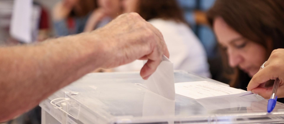 Una persona vota en un colegio electoral.