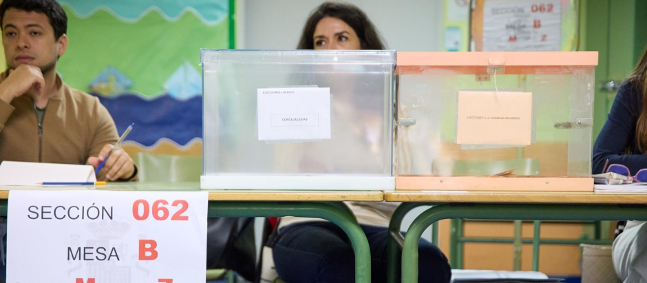 Urnas preparadas en un colegio electoral en Madrid.