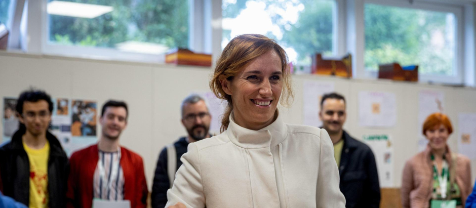 La candidata de Más Madrid a la Presidencia de la Comunidad de Madrid, Mónica García, vota en un colegio electoral de Madrid durante comicios de este 28M, este domingo.