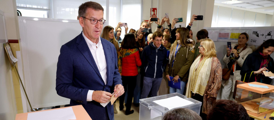 El presidente del Partido Popular, Alberto Núñez Feijóo vota en el colegio electoral del Ramiro de Maeztu en Madrid