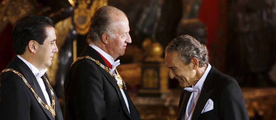 El Rey Juan Carlos saluda al escritor Antonio Gala