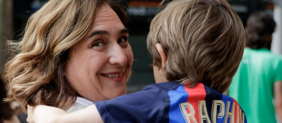 La alcaldesa de Barcelona y candidata de Barcelona en Comú a la reelección, Ada Colau, con su hijo Gael en brazos