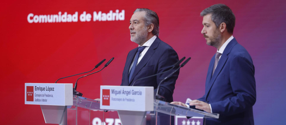 El consejero de Presidencia, Justicia e Interior de la Comunidad de Madrid, Enrique López (i), y el viceconsejero de Presidencia, Miguel Ángel García