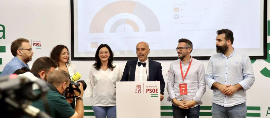El candidato del PSOE a la Alcaldía de Córdoba, Antonio Hurtado (centro), en rueda de prensa tras conocer los resultados del 28M