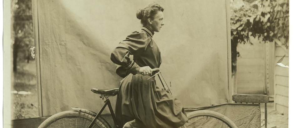 Alice Austen, Daisy Elliott con bicicleta, c. 1895