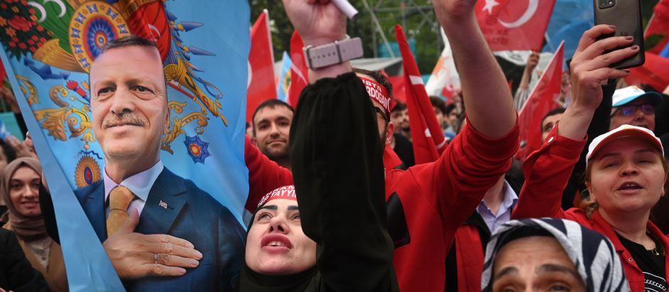 Los partidarios del presidente turco ondean una bandera que representa a Recep Tayyip Erdogan