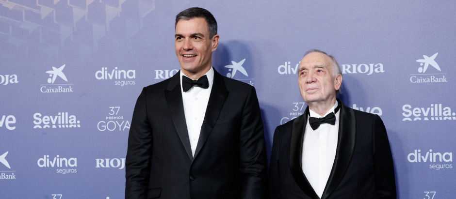 Pedro Sánchez y el presidente de la Academia del cine español, Fernando Méndez Leite, en los Premios Goya el pasado febrero